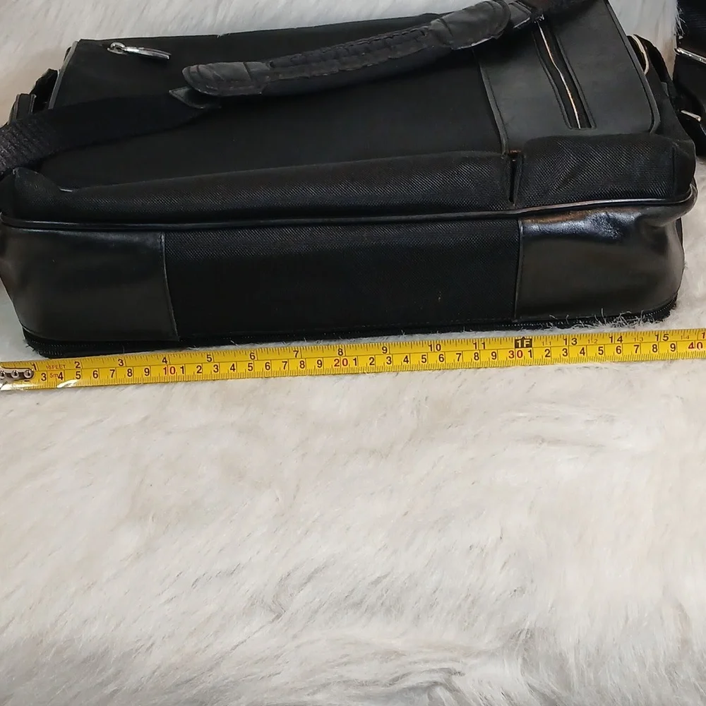 Tumi Arrive Black Messenger Bag Unisex